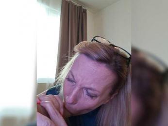 ShiningMILF webcam model stream image