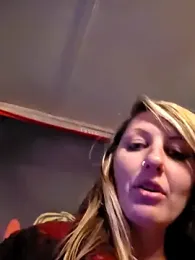 SheIsSomething webcam model stream image