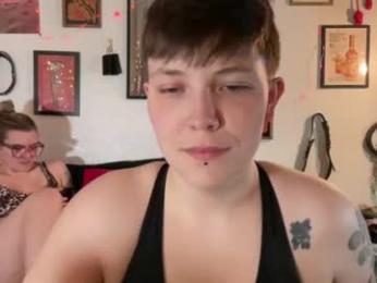 mostlyylesbian webcam model stream image
