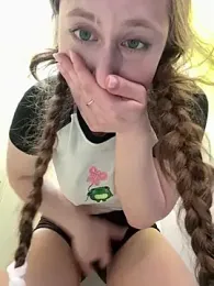 FroggyAnna webcam model stream image