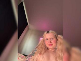 LuxBby webcam bongacams model stream image
