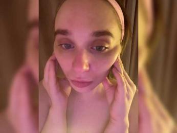 peDoVo4ka228_ webcam model stream image