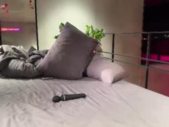 golden_alinee webcam model stream image