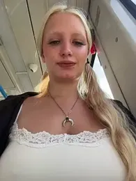 Elfi_InPublic webcam model stream image