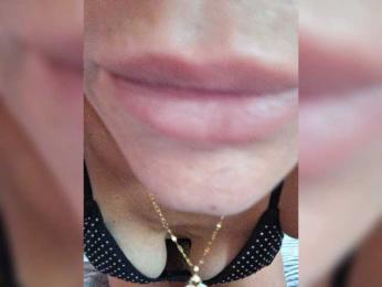 Krisred webcam bongacams model stream image