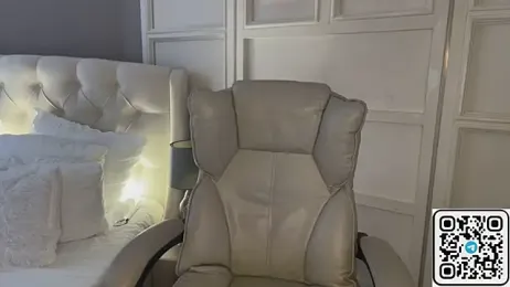 UrLillShy webcam model stream image