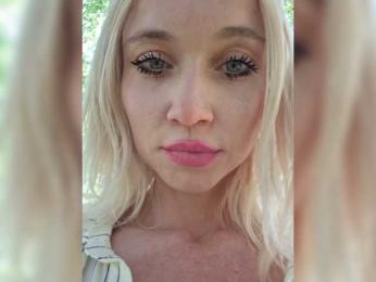 AlinaLoves webcam model stream image