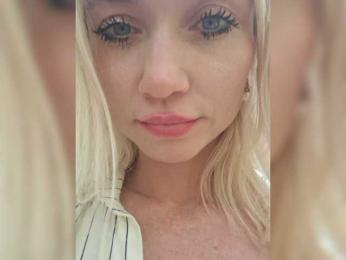 AlinaLoves webcam model stream image