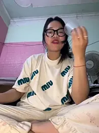 Leeeeiu webcam stripchat model stream image