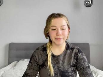 AlyraSun webcam model stream image