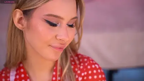 Tella_dream webcam model stream image