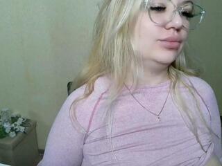 Kira Pride webcam model stream image
