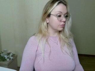 Kira Pride webcam model stream image