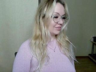 Kira Pride webcam model stream image