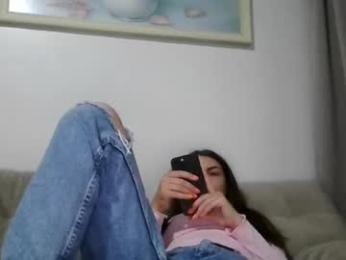 _hidden_frommymoom_ webcam model stream image