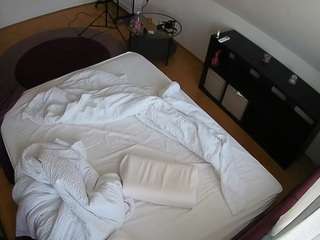 voyeurcam-julmodels-whitebed-2 webcam camsoda model stream image