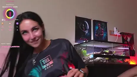 YaraAveiri webcam preview