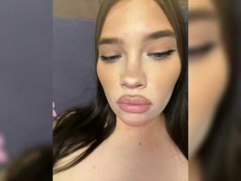 Glossmixdoll webcam model stream image