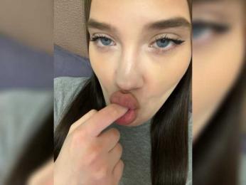 Glossmixdoll webcam model stream image