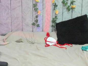Hanni-Dulcee webcam model stream image