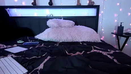 QueenLolaX webcam model stream image